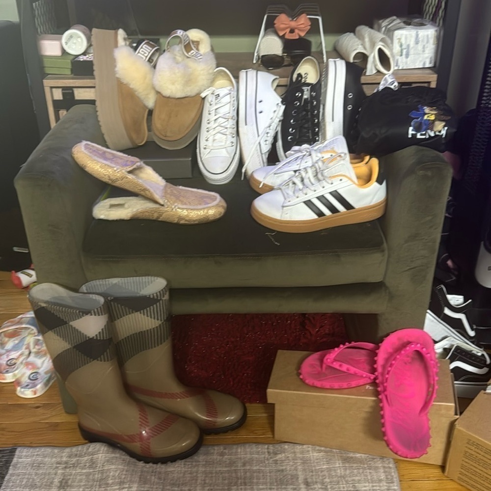 Unlisted shoes for live show